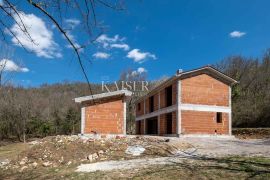 Istra, Kotli - kuća u izgradnji s velikim zemljištem 2400 m2 + 5100 m2, Buzet, Haus