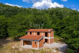 Istra, Kotli - kuća u izgradnji s velikim zemljištem 2400 m2 + 5100 m2, Buzet, Famiglia