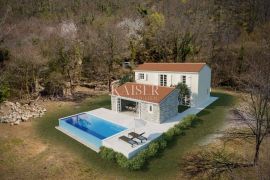 Istra, Kotli - kuća u izgradnji s velikim zemljištem 2400 m2 + 5100 m2, Buzet, House