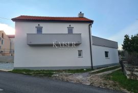 Otok Krk, Polje - adaptirana kamena kuća sa bazenom, Dobrinj, House