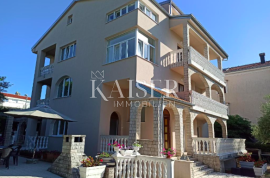 Otok Krk, Malinska - kuća sa 6 apartmana 300 m od mora, Malinska-Dubašnica, Σπίτι