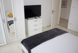 Crikvenica - kuća sa osam apartmana i bazenom, Crikvenica, بيت