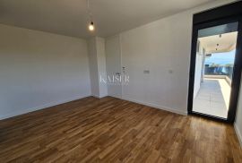 Krk - dvoetažni stan 171 m2 sa krovnom terasom i bazenom, Krk, Apartamento