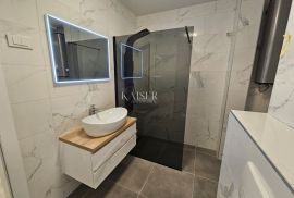 Krk - apartman 75m2 u prizemlju, sa okućnicom, Krk, Kвартира