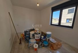 Krk - apartman 75m2 u prizemlju, sa okućnicom, Krk, شقة