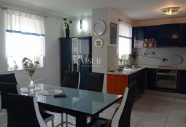 Crikvenica – Kuća s bazenom, 2 apartmana i pogledom na more, Crikvenica, Maison