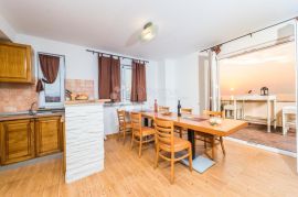 Penthouse  Prvi red uz more!, Nin, Wohnung