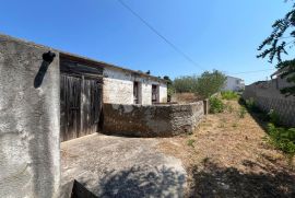 VRSI ZADAR -  KUĆA ZA RENOVIRANJE SA VELIKIM GRAĐEVINSKIM ZEMLJIŠTEM, Vrsi, House