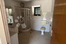 VRSI ZADAR -  KUĆA ZA RENOVIRANJE SA VELIKIM GRAĐEVINSKIM ZEMLJIŠTEM, Vrsi, House