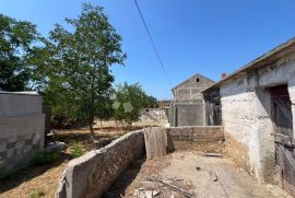 VRSI ZADAR -  KUĆA ZA RENOVIRANJE SA VELIKIM GRAĐEVINSKIM ZEMLJIŠTEM, Vrsi, Casa