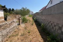 VRSI ZADAR -  KUĆA ZA RENOVIRANJE SA VELIKIM GRAĐEVINSKIM ZEMLJIŠTEM, Vrsi, House