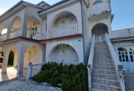 Samo kod nas! Bribir - kuća sa tri stana i okućnicom, Vinodolska Općina, House