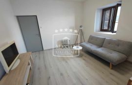 Tribanj - autentična dalmatinska kuća PRVI RED DO MORA! 349000€, Starigrad, Ev