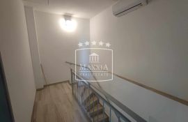 Tribanj - autentična dalmatinska kuća PRVI RED DO MORA! 349000€, Starigrad, Дом