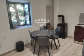 Tribanj - autentična dalmatinska kuća PRVI RED DO MORA! 349000€, Starigrad, Дом