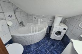 Na mirnoj lokaciji stan 82m2, 3 S+DB, velika terasa, parking, Krk, Appartment