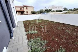 Medulin stan 40m2 sa vrtom, 400m od plaže !, Medulin, Appartement