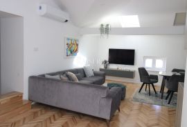 Opatija, centar, dvosoban stan I red do mora, Opatija, Appartment