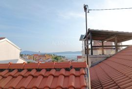 Selce- kuća 60 m2 s okućnicom, Crikvenica, Maison