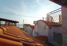 Selce- kuća 60 m2 s okućnicom, Crikvenica, Casa