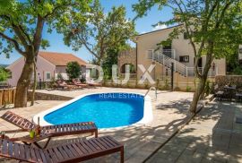 OTOK KRK, KORNIĆ- villa, 250 m2, BAZEN, OKUĆNICA!!!, Krk, House