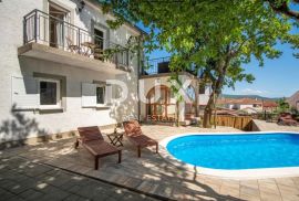 OTOK KRK, KORNIĆ- villa, 250 m2, BAZEN, OKUĆNICA!!!, Krk, Дом