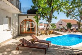 OTOK KRK, KORNIĆ- villa, 250 m2, BAZEN, OKUĆNICA!!!, Krk, Haus