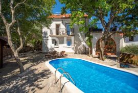 OTOK KRK, KORNIĆ- villa, 250 m2, BAZEN, OKUĆNICA!!!, Krk, Maison