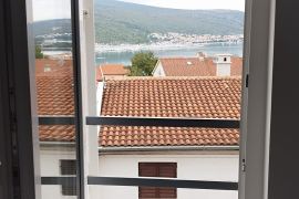 SAMOSTOJEĆA KUĆA S BAZENOM NA MIRNOJ LOKACIJI, Krk, Haus