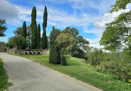 Građevinska parcela na vrhu brda s ucrtanim objektom, Buje, Terreno