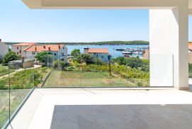 Luksuzni penthouse s privatnim prostranom krovnom terasom i prekrasnim pogledom na more, Barbat., Rab, Flat