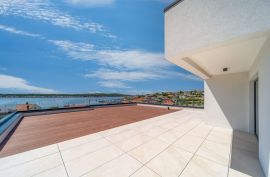 Luksuzni penthouse s privatnim prostranom krovnom terasom i prekrasnim pogledom na more, Barbat., Rab, Wohnung