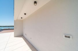 Luksuzni penthouse s privatnim prostranom krovnom terasom i prekrasnim pogledom na more, Barbat., Rab, Διαμέρισμα