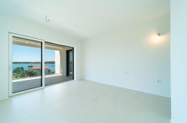 Luksuzni penthouse s privatnom prostranom krovnom terasom i prekrasnim pogledom na more, Barbat., Rab, Kвартира