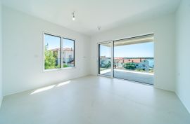 Luksuzni penthouse s privatnom prostranom krovnom terasom i prekrasnim pogledom na more, Barbat., Rab, Stan