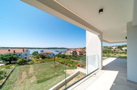 Luksuzni penthouse s privatnim prostranom krovnom terasom i prekrasnim pogledom na more, Barbat., Rab, Stan