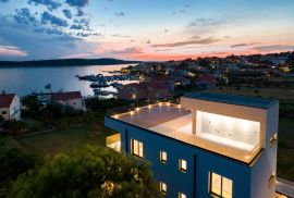 Luksuzni penthouse s privatnim prostranom krovnom terasom i prekrasnim pogledom na more, Barbat., Rab, Daire