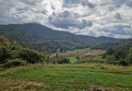 Prostrano zemljište sa započetom gradnjom, Mihovljan, Zemljište