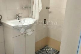 RENOVIRAN STAN, POGLED NA MORE, BLIZU CENTRA, 2. KAT, 1S+DB, Pula, Apartamento