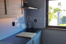 RENOVIRAN STAN, POGLED NA MORE, BLIZU CENTRA, 2. KAT, 1S+DB, Pula, Apartamento