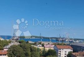 RENOVIRAN STAN, POGLED NA MORE, BLIZU CENTRA, 2. KAT, 1S+DB, Pula, Appartement