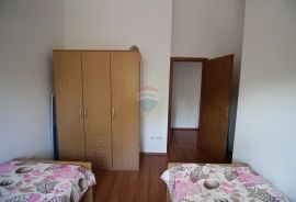 OTOK KRK-PINEZIĆI  dva apartman  i dvije garaže na prodaju, Krk, Flat