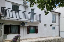 Dramalj,Crikvenica - kuća 250 m od mora, 3 stana, parking, Crikvenica, Σπίτι