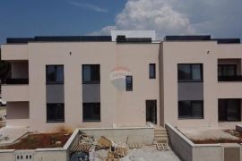 Poreč, stan u novogradnji s vrtom, Poreč, Appartment