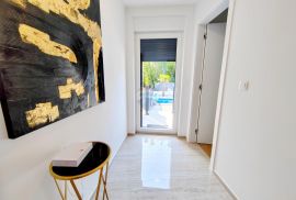 OTOK KRK-MALINSKA apartman sa bazenom -200 metara do plaže, Malinska-Dubašnica, شقة