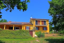 Lovreč, kuća s tri stana i bazenom, Sveti Lovreč, House