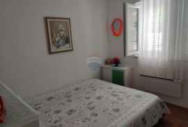 Baška - prekrasan apartman s okućnicom, blizu mora, Baška, Appartment