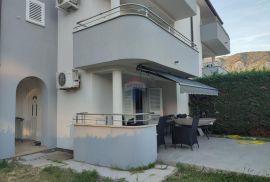 Baška - prekrasan apartman s okućnicom, blizu mora, Baška, Appartement