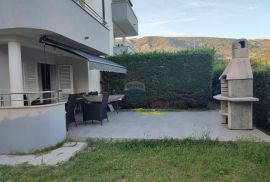 Baška - prekrasan apartman s okućnicom, blizu mora, Baška, Stan