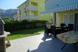 Baška - prekrasan apartman s okućnicom, blizu mora, Baška, Kвартира